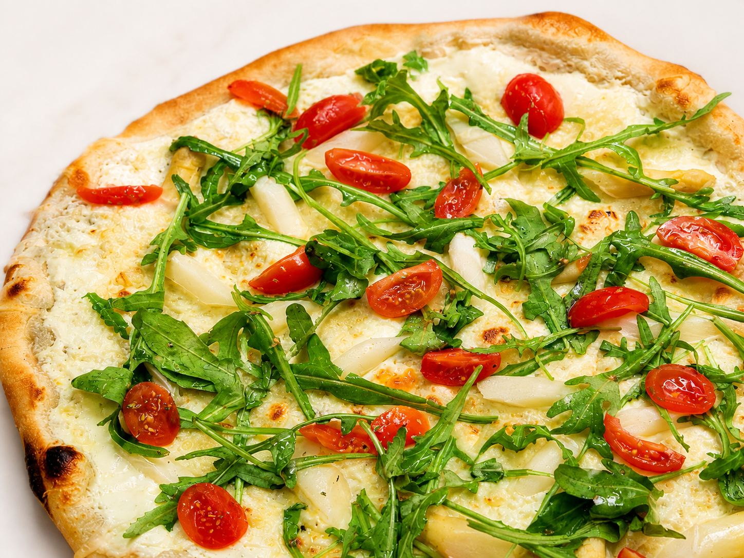 Spargelpizza mit Rucola und Kirschtomaten